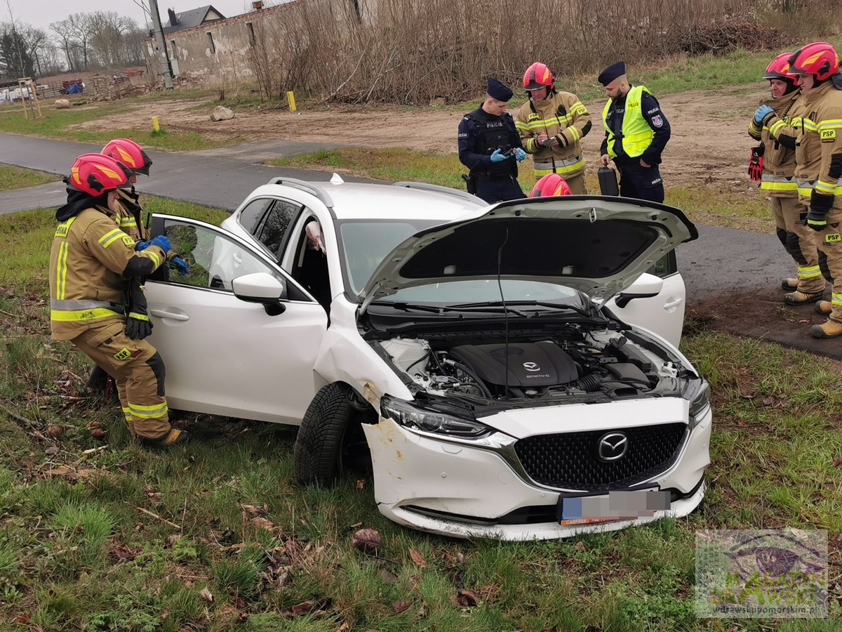 Na ulicy Połczyńskiej samochód uderzył w drzewo  